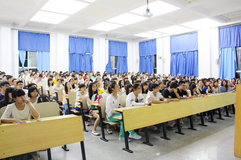 法学院2015级新生入学教育之员工组织宣讲会顺利举行